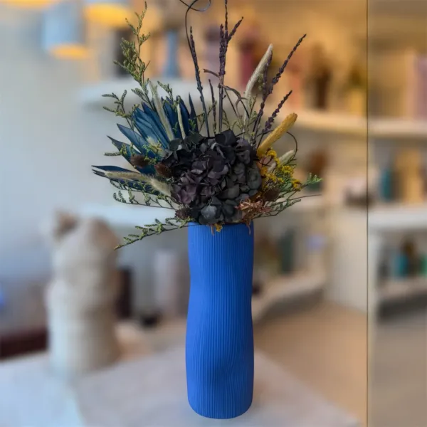Composition florale sur vase Bleu majorel