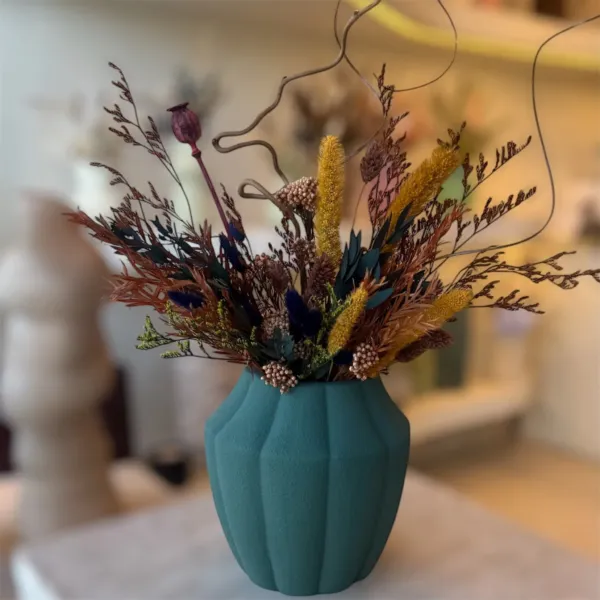 Composition florale sur vase vert émeraude
